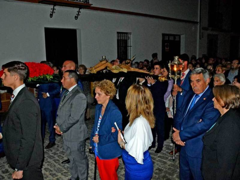 Procesión religiosa con imagen de Jesús en una procesión nocturna.