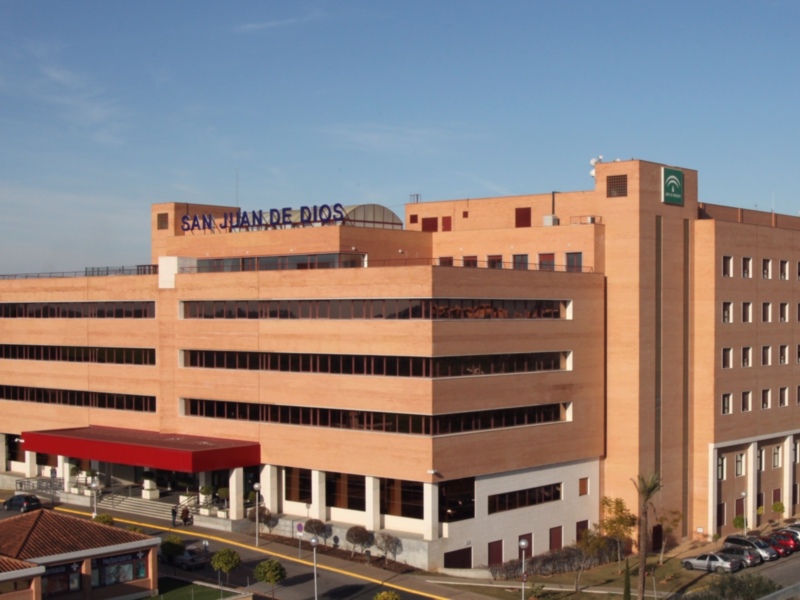 Hospital San Juan de Dios, vista aérea con edificio de ladrillo y entrada principal.