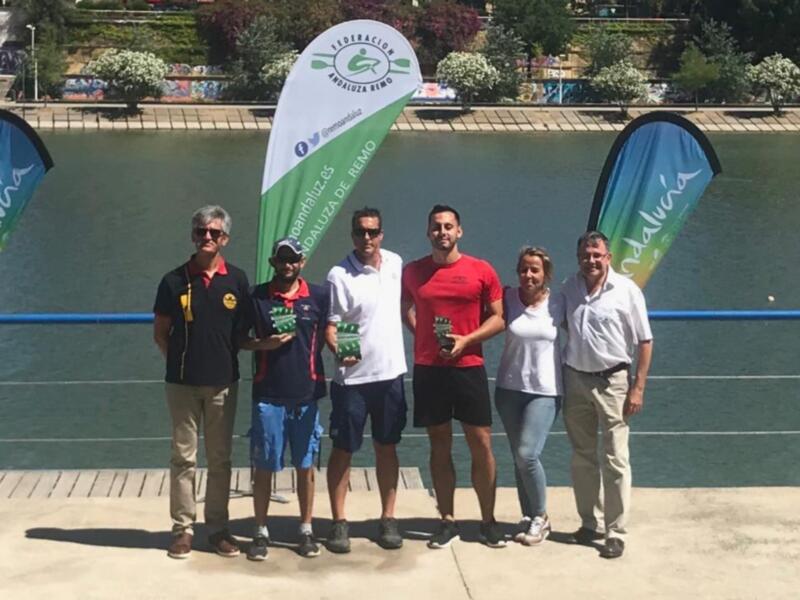 Ganadores del Torneo de Remo en la Piscina de la Albufera, Valencia.