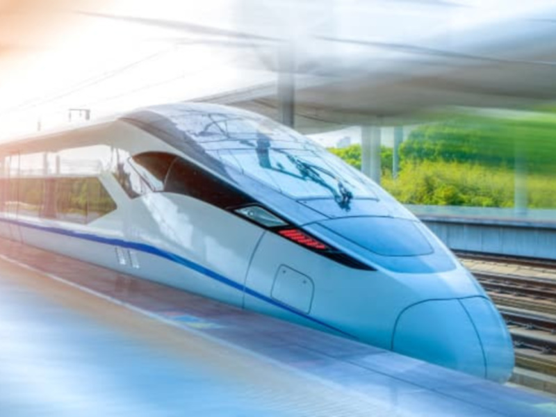 Velocidad y modernidad: tren de alta velocidad en movimiento.