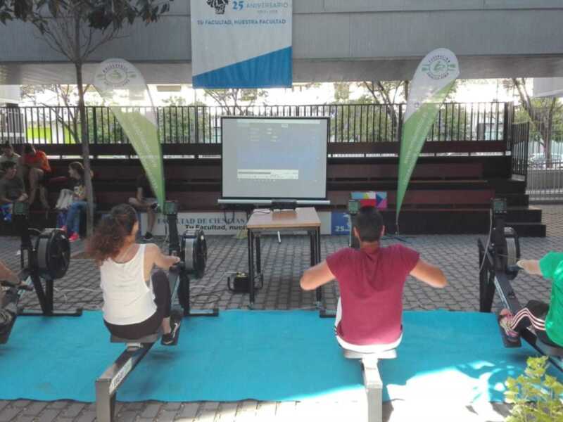 Actividad de remo en equipo en un evento de la Facultad de Ciencias, conmemorando su 25º aniversario.