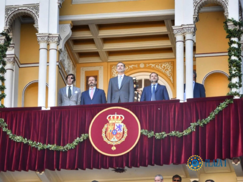 Reyes de España saludando desde el balcón del Palacio Real durante el Día de la Hispanidad.