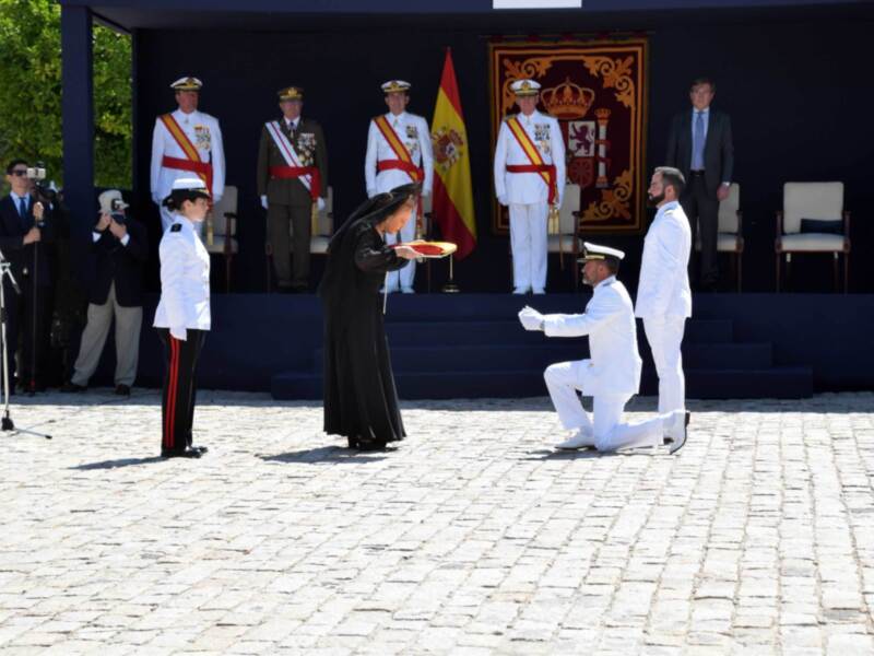 Rey Felipe VI de España preside una ceremonia militar en el Palacio Real de Madrid, con la presencia de la Reina Letizia y otros dignatarios. La ceremonia incluye el cambio de guardia y la entrega de honores militares.