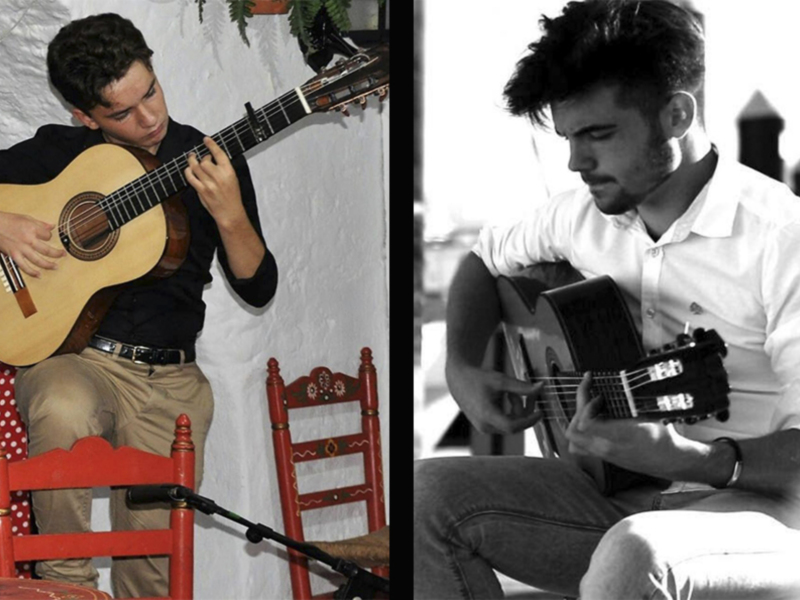 Dos jóvenes músicos interpretando con guitarra en un ambiente acogedor y soleado.
