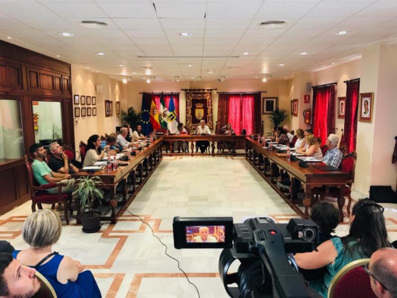 Reunión en el salón de plenos de una institución local.