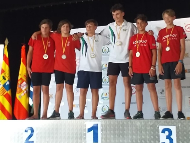 Campeones y subcampeones en el podio de un evento deportivo.