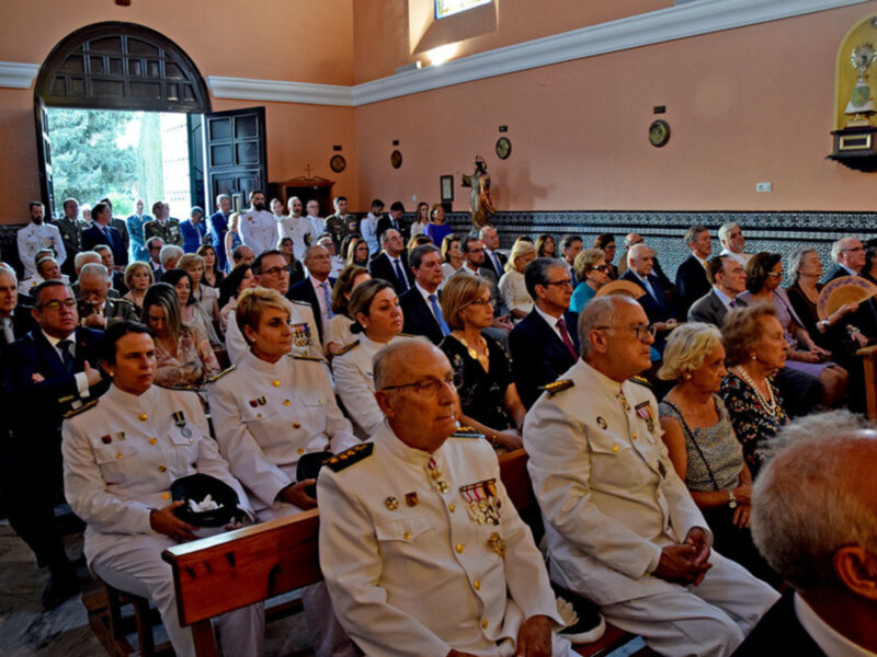 Una ceremonia formatura en una sala con decoración clásica, donde militares y civiles asisten en uniforme.