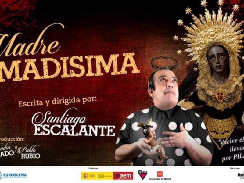 Poster de la obra teatral 'Madre Amadísima' con el texto 'Escrita y dirigida por: Santiago Escalante' y 'Vuelve el éxito teatral llevado al cine por Pilar Tavora' en la parte inferior.