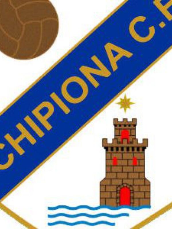 Escudo de un equipo de fútbol con un balón y una torre en el fondo, representando a Chippiona C.F.