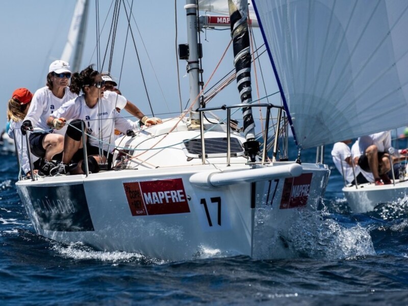 Equipo MAPFRE navegando en una regata de vela en el mar.