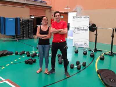 Laura Román presenta el material deportivo adquirido para el programa municipal ‘El movimiento es vida’