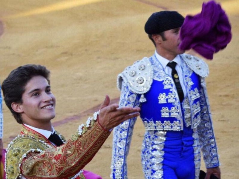 Toreador saludando durante una corrida de toros, destacando la tradición y el arte de la tauromaquia.