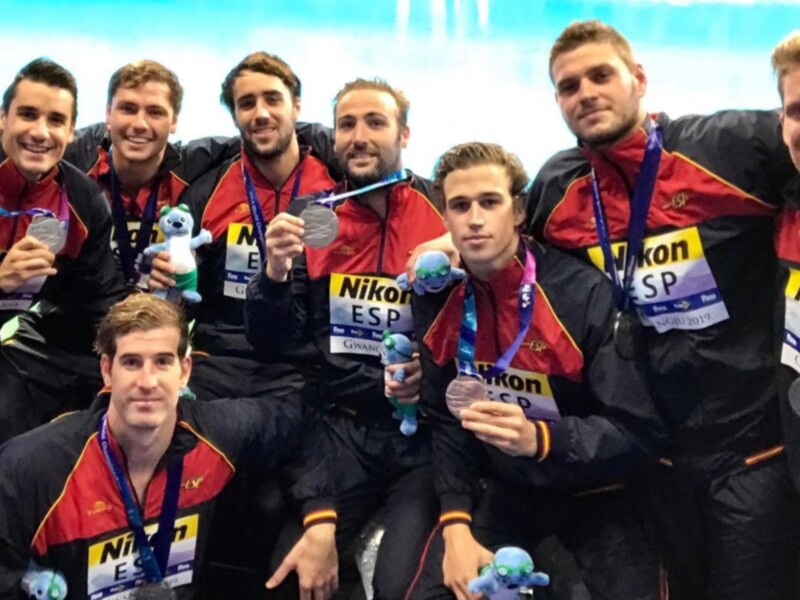 Equipo español de natación posando con medallas de oro en el Mundial de Natación de Gwangju 2019.