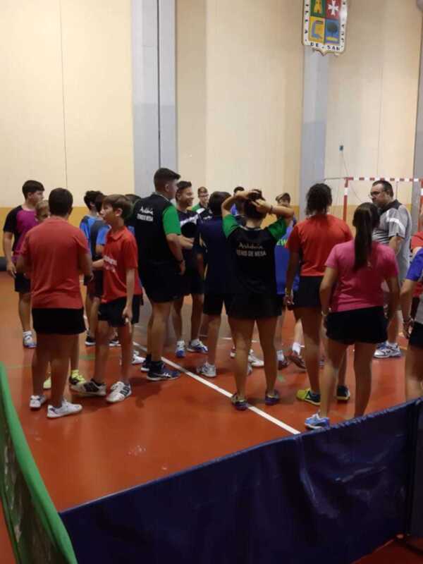 Equipo de tenis de mesa en reunión antes del partido.