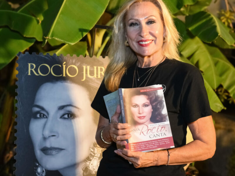 Rocío Jurado presenta su libro 'Canta Rocío, Canta' en un evento especial.