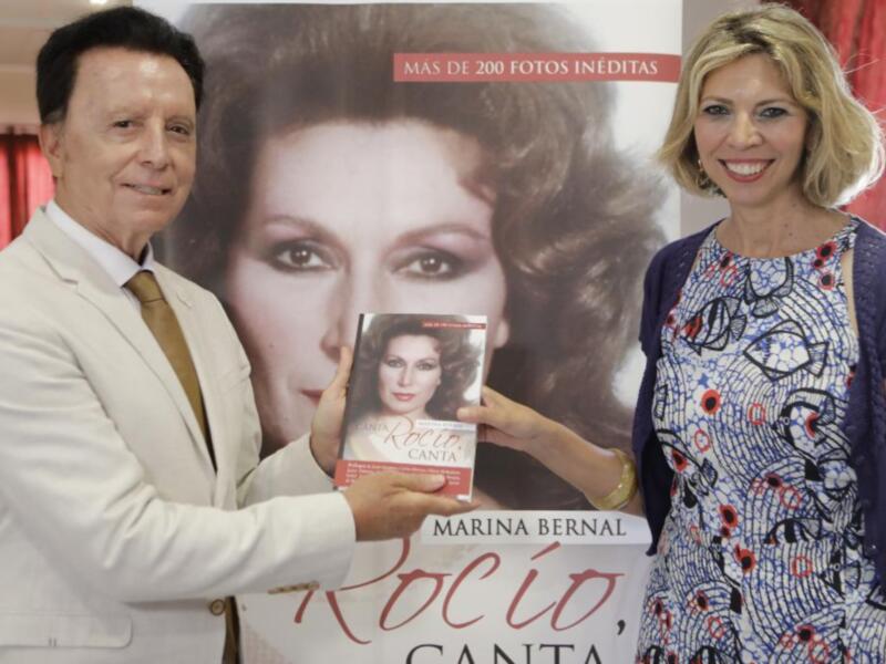 Presentación del libro 'Rocío, Canta' con Marina Bernal y un invitado.