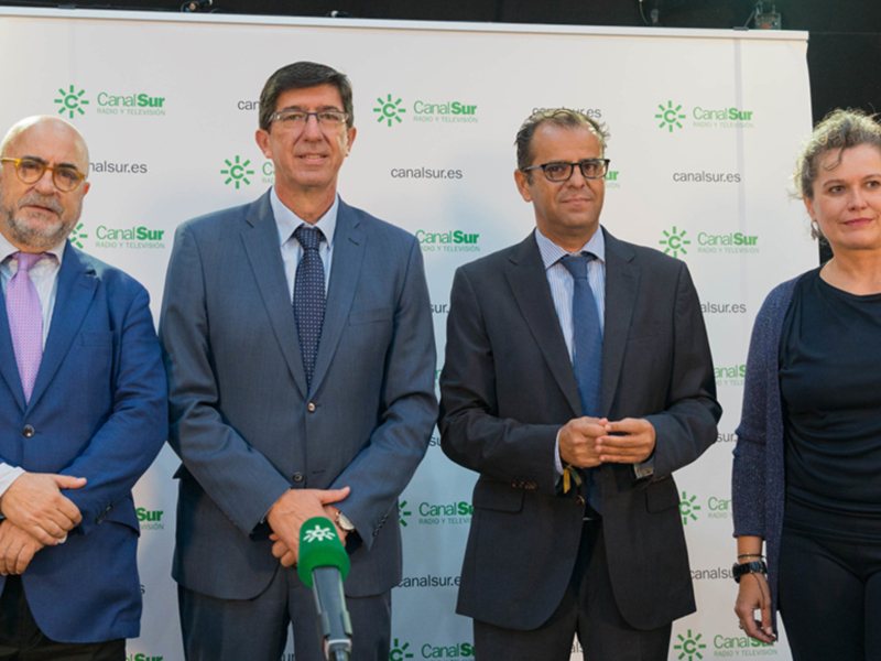 Presentación de CanalSur en evento de prensa con representantes del canal y micrófonos de prensa.