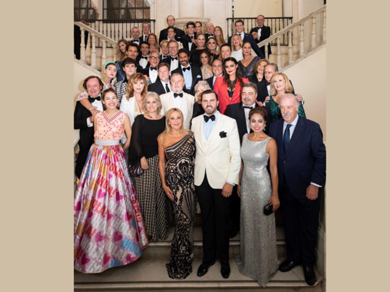 Gratuito de una fiesta elegante con invitados en trajes y vestidos formales en una escalinata.