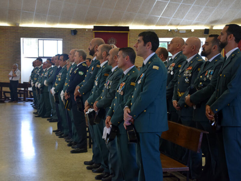Uniformados en una ceremonia militar formal, vestidos con uniformes verdes y medallas.