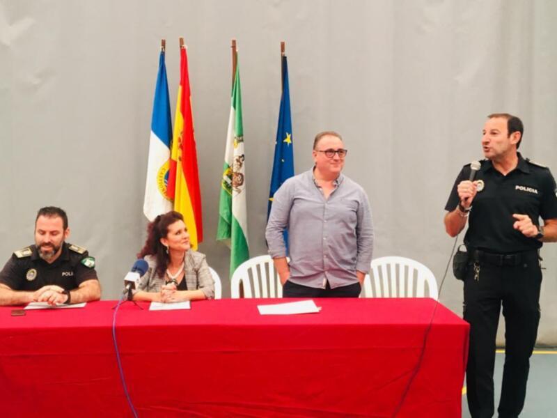 Conferencia de prensa con representantes de la policía y autoridades locales.