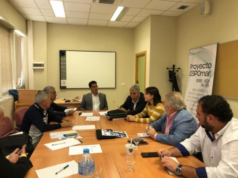 Reunión de trabajo en el Proyecto ESPOMAR, en un ambiente profesional con participantes en discusión.