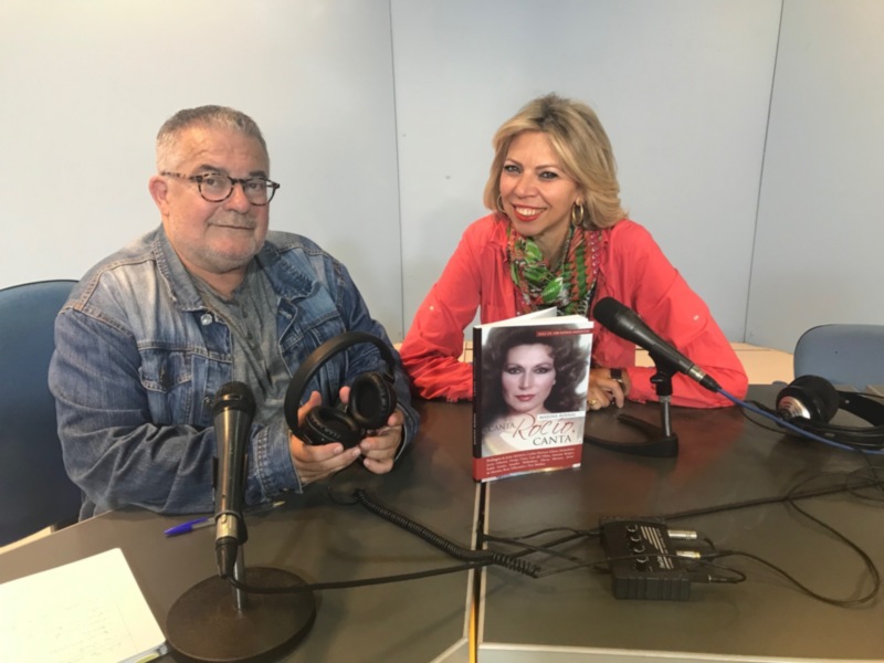 Entrevista en estudio radiofónico con un libro titulado 'Kocin, canta' de Marina Benítez.