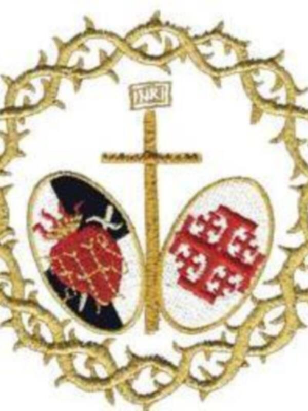 Escudo con el corazón de Jesús y la cruz de Jerusalén rodeados de espinas, simbolizando la Pasión de Cristo.
