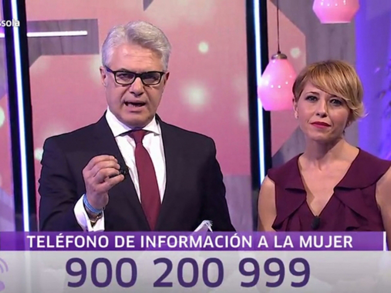 Presentadores en un programa de televisión promocionando una línea de atención al público sobre la salud femenina.
