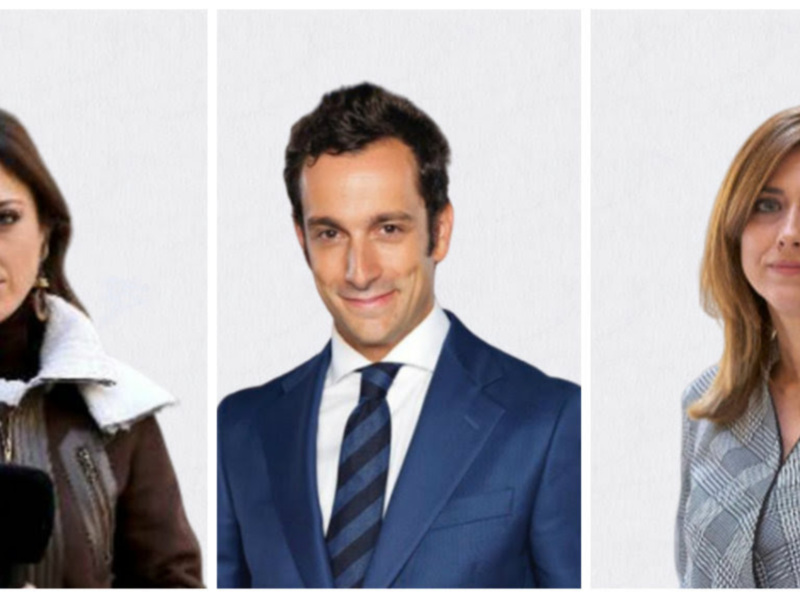 Tres personas en trajes formales, una con abrigo de piel, otra en traje azul y la tercera en chaqueta de cuadros.