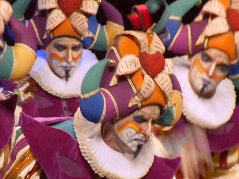 Figuras de juguete con disfraces coloridos y expresiones faciales divertidas, posiblemente de una celebración o fiesta temática.