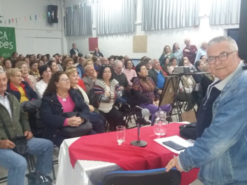 Auditorio lleno en Sanlúcar de Barrameda para una reunión pública.