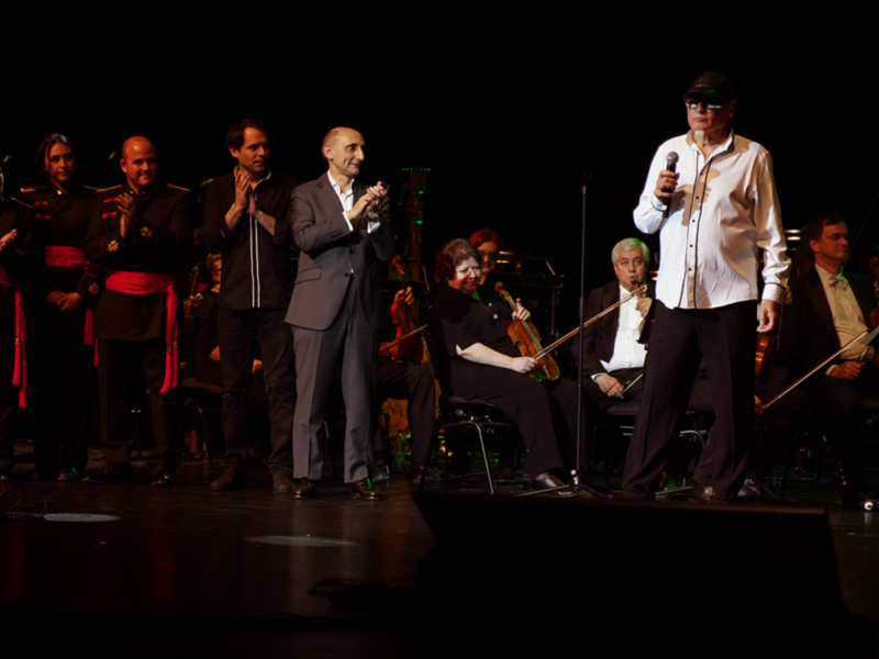 Concierto de música clásica con orquesta y solistas en escenario.