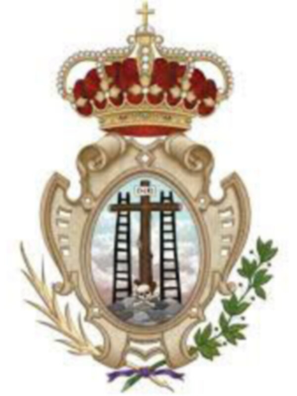 Escudo de armas de la ciudad de Alcalá de Henares, España, con una corona real y un arco de triunfo en el centro.