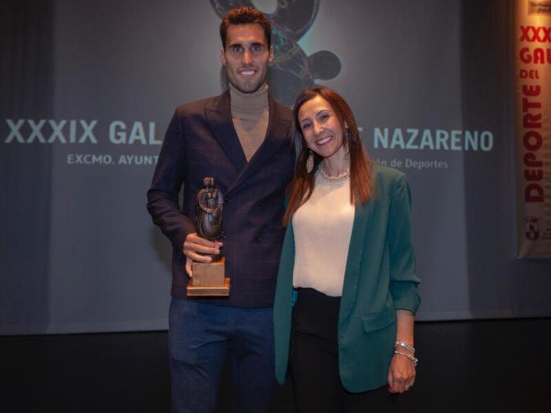 Premio XXXIX Gala Deportiva Nazareno: Ganador y presentadora posan con el trofeo.