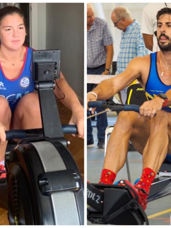 Dos atletas en una sesión de remo en una sala de fitness, uno vestido con una camiseta azul y otro con una camiseta azul y amarilla, ambos utilizando bicicletas de remo para ejercitarse.