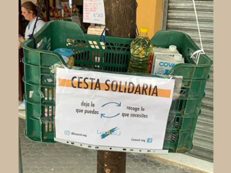 Cesta solidaria para donaciones de alimentos.