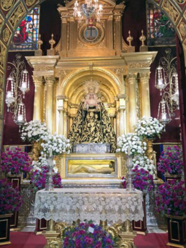 En  la capilla de la Hdad de la Soledad de Alcalá del Río se retomó el Santo Rosario.