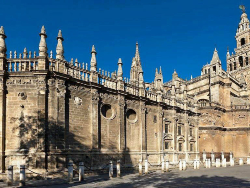 Catedral de Sevilla, España, con su majestuosa arquitectura gótica y la famosa Torre Giralda al fondo.