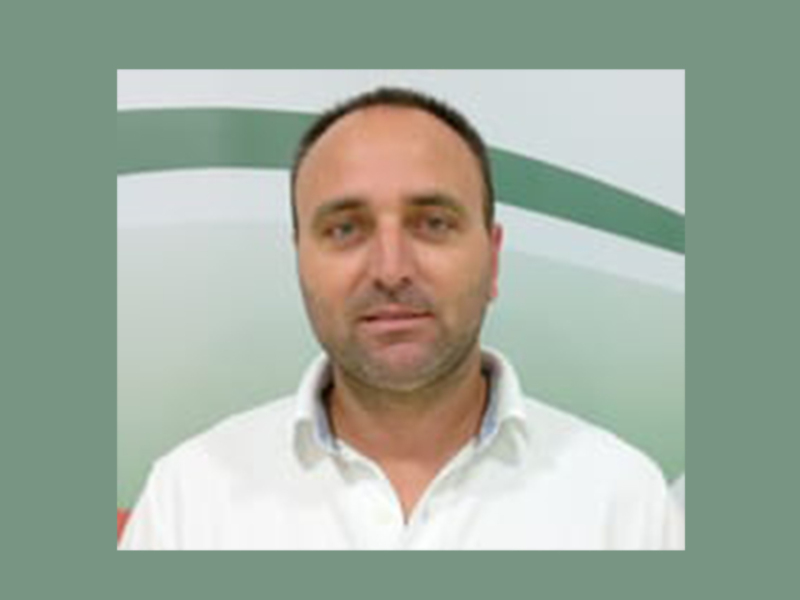Retrato de hombre con camisa blanca, fondo verde claro