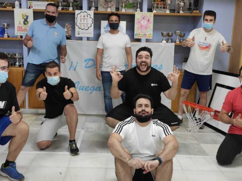 Equipo de baloncesto celebrando juntos en un entorno deportivo.