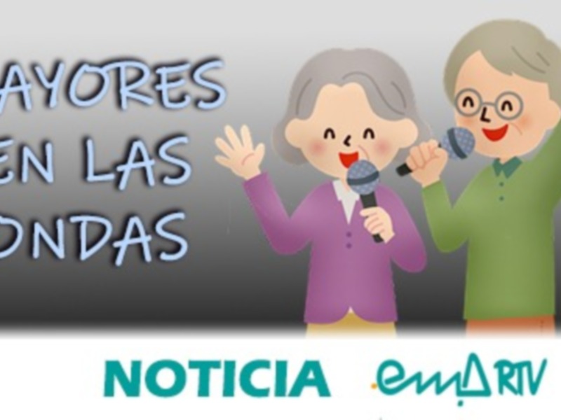 Celebración de mayores en las ondas de radio, con un micro y gestos de alegría.