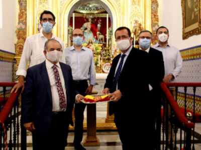 Juan Carlos Cabrera cede su fajín de teniente  de alcalde a la Divina Pastora de Santa Marina. 