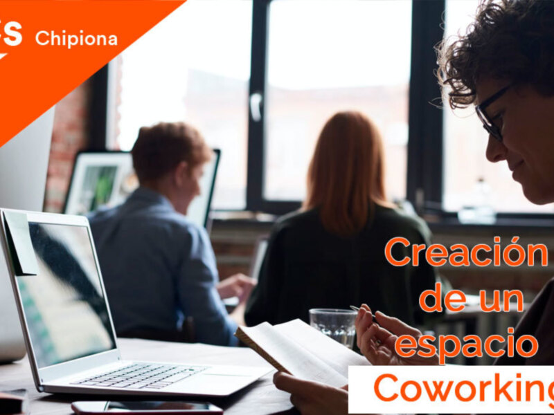 Una mujer trabaja en un escritorio con un portátil y un teléfono móvil, mientras otras personas trabajan en el fondo. El texto 'Creación de un espacio de coworking' está en la parte superior derecha del imagen.