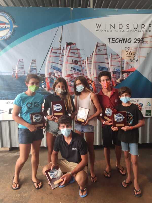 Campeones del Campeonato Mundial de Windsurf Techno 293 en Jerez, España, 2019.