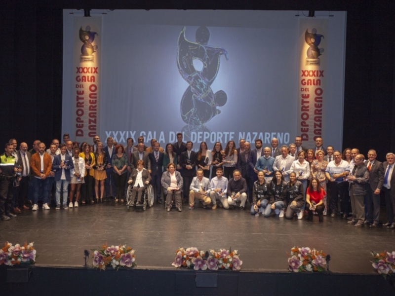 XXXIX Gala del Deporte Nazareno celebrada en el Teatro de la Ciudad de Nazaré, con numerosos premiados y representantes de la comunidad deportiva en la escena.