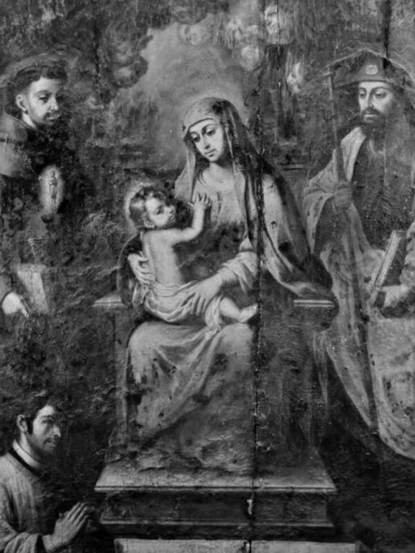 Pintura religiosa antigua con la Virgen María, el Niño Jesús y figuras de santos en un entorno simbólico.