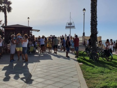El proceso de concesión municipal de un quiosco de golosinas y helados en el paseo marítimo de Chipiona, indigna a residentes y veraneantes.