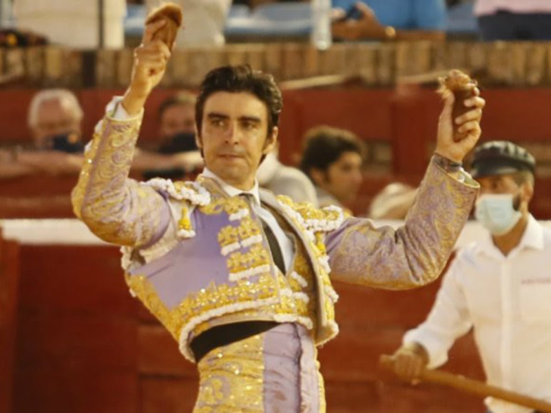 Un torero celebra con un trofeo en una corrida de toros.