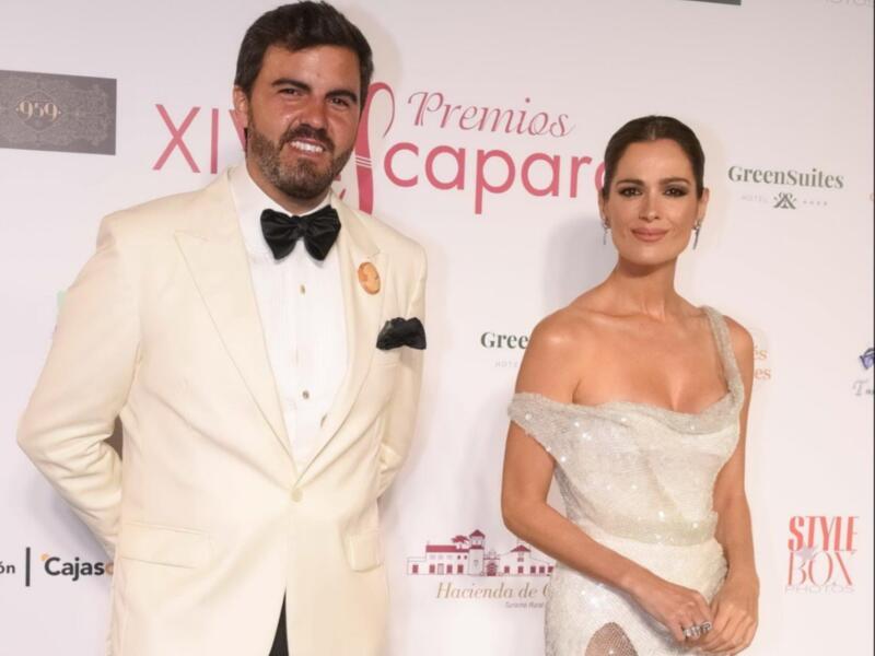 Coppia elegante in abito da sera alla cerimonia degli Premios Caparaparada.