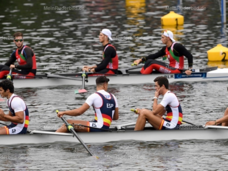 Equipo de remo español en competición en el agua.